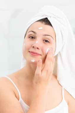 Kadın uygulanan yüz kremi