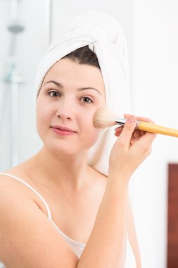 Makyaj Uygulayan Kadın