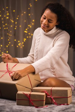 Noel hediyeleri ambalaj kız