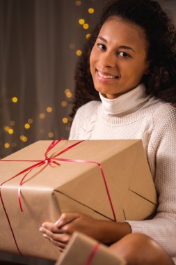 Güzellik kadını Noel hediye ile