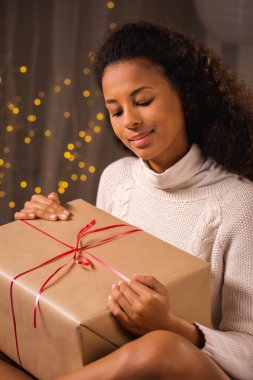 Noel kutusu ile kız