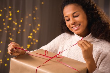 genç kadın Noel hediyeni açma