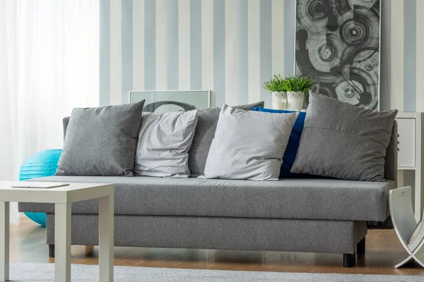 Kleiner Couchtisch und Sofa — Stockfoto