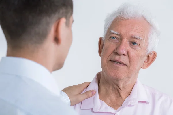 Man pratar med äldre far — Stockfoto