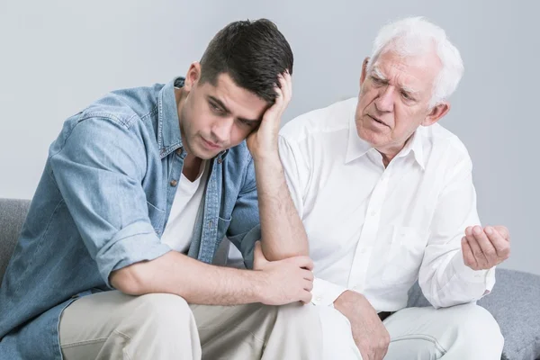 Unruhiger Mann im Gespräch mit Vater — Stockfoto