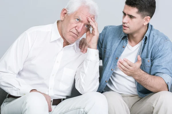 Zoon praten met bezorgd vader — Stockfoto