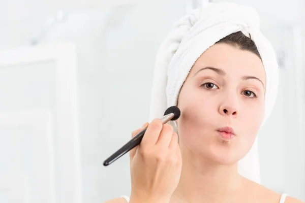 Mujer contorneando su cara — Foto de Stock