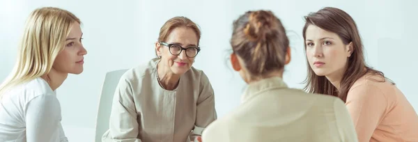 Kvinnlig psykolog att hjälpa hennes patienter — Stockfoto