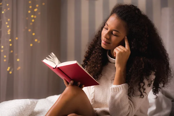 Mulher com seu livro favorito — Fotografia de Stock