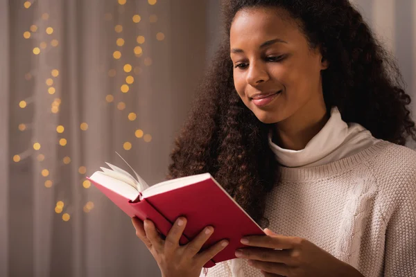 Chica sosteniendo libro cubierto rojo — Foto de Stock