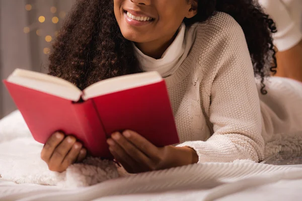 Primer plano de la mujer con libro —  Fotos de Stock