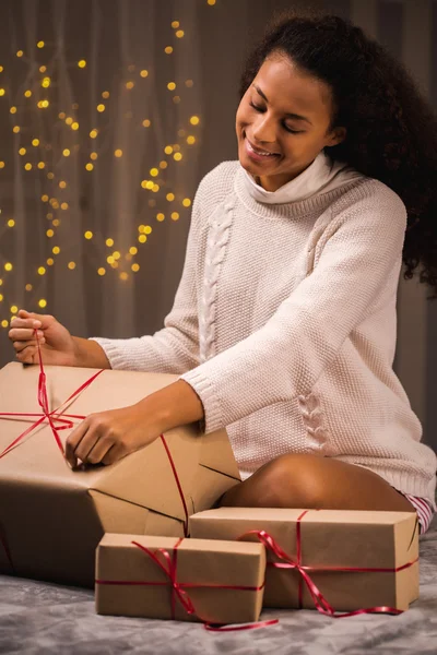 Chica embalaje regalos de Navidad — Foto de Stock