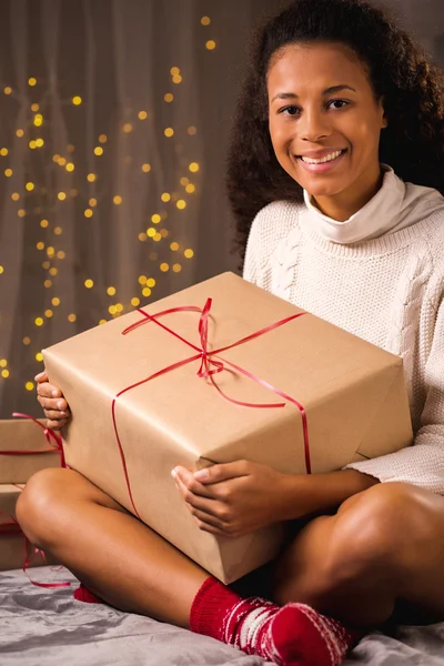 Щаслива дівчина з її подарунком — стокове фото