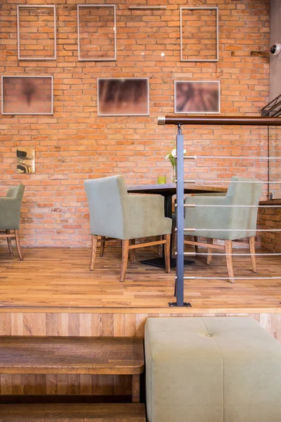 Pared de ladrillo y parquet de madera — Foto de Stock