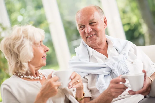 Senior man op datum — Stockfoto