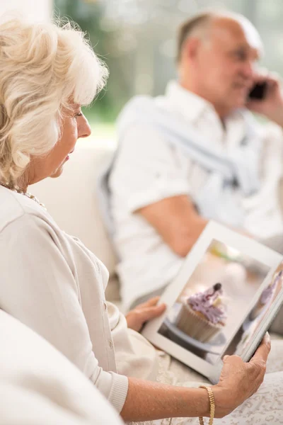 Gepensioneerde vrouw leesboek — Stockfoto