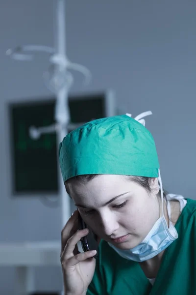 Young woman surgeon talking — Stock Photo, Image