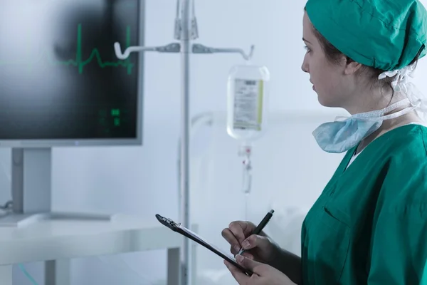 Läkare kontrollera patientens heartbeat — Stockfoto