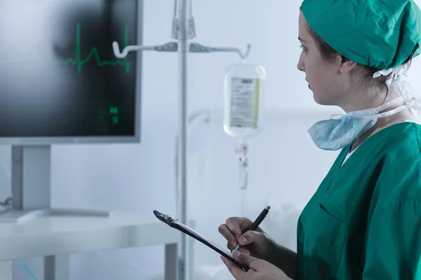 Médico revisando latidos cardíacos pacientes — Foto de Stock