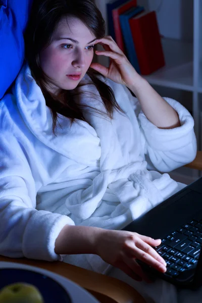 Γυναίκα χρησιμοποιώντας φορητό υπολογιστή τη νύχτα — Φωτογραφία Αρχείου