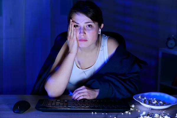 Sleepy woman and technology — Stock Photo, Image