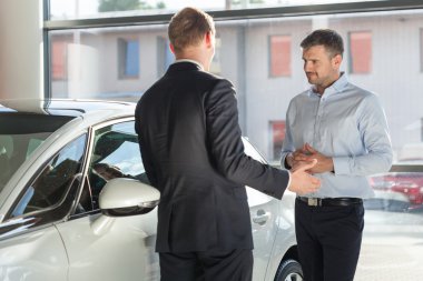 Otomatik satıcı müşteri ile tartışıyor