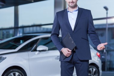 Araba showroom müşteri