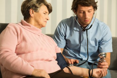 Kan basıncı ölçer kullanarak