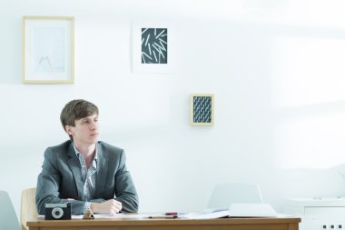 Çalışan erkek tasarımcı düşünmek