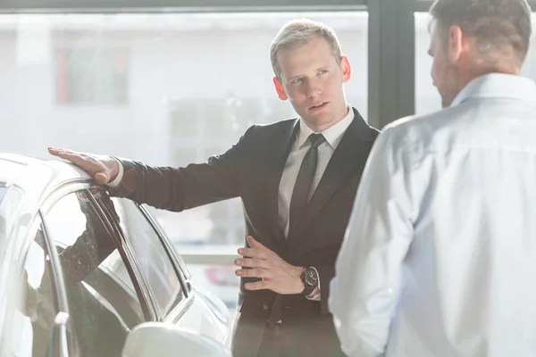 Venditore che parla di auto — Foto Stock