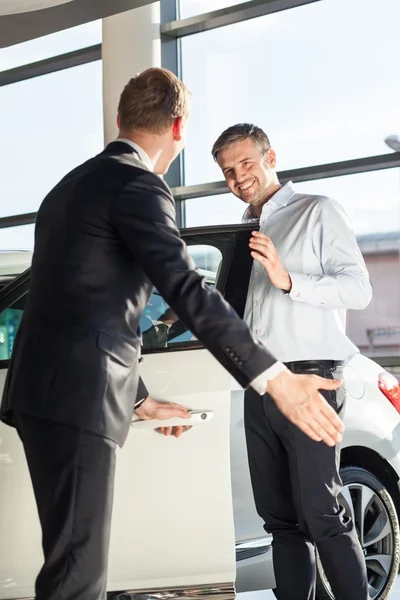 Auto delaer e cliente — Fotografia de Stock