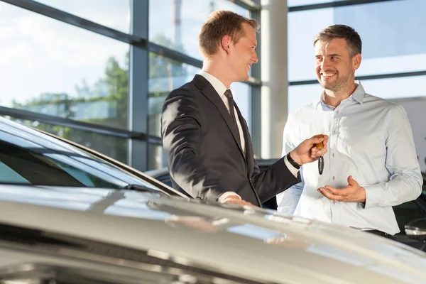 Auto dealer prodávat auta — Stock fotografie