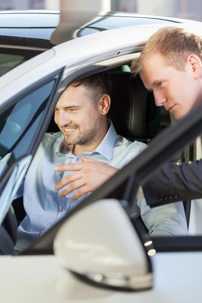 Kunden testar bilen — Stockfoto