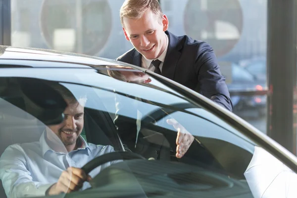 Carro revendedor com cliente — Fotografia de Stock