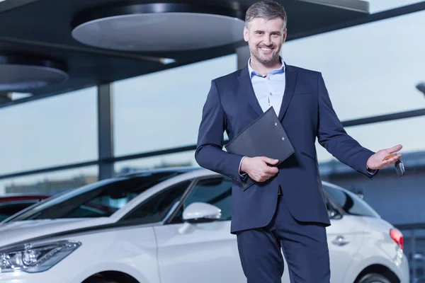 Comprador de coches con llaves — Foto de Stock