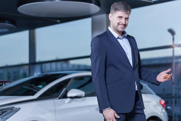 Sorridente uomo d'affari acquisto di auto — Foto Stock