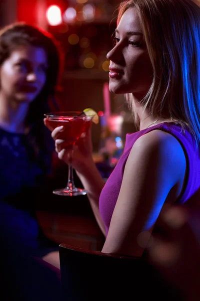 Mulher de beleza com cocktail — Fotografia de Stock