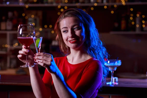 Güzellik kadını holding lezzetli içecekler — Stok fotoğraf