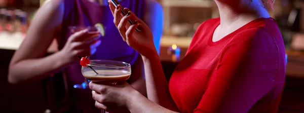 Drinking cocktail and texting — Stock Photo, Image