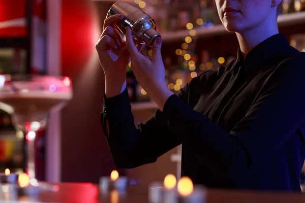 Bartender förbereda välsmakande drink — Stockfoto