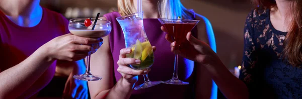 Three female friends toasting — Stock Photo, Image