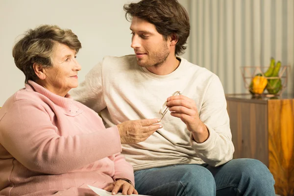 Zoon geeft om zijn moeder — Stockfoto