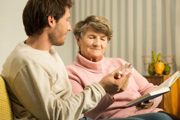 Caregiver and senior lady — Stock Photo, Image