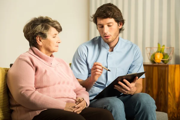 Verpleger in bejaardentehuis — Stockfoto