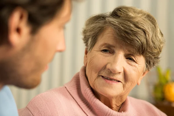 Старшая женщина разговаривает с врачом — стоковое фото
