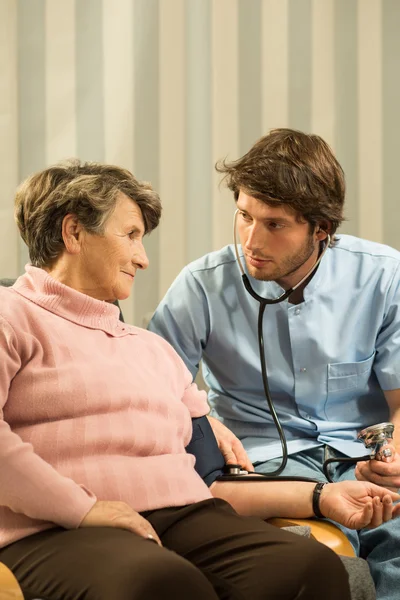 Cardiologist measuring blood pressure — Stock Photo, Image