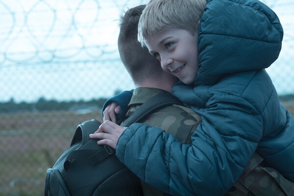 Отец возвращается домой.
