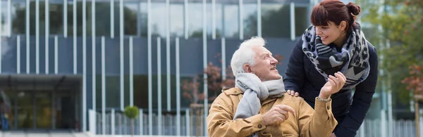 Silla de ruedas hombre al aire libre — Foto de Stock