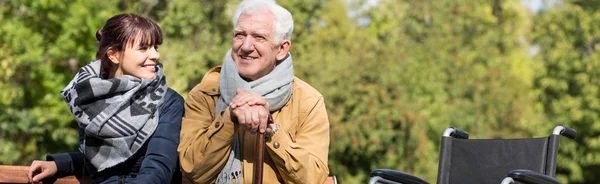 Gehandicapte man in park — Stockfoto