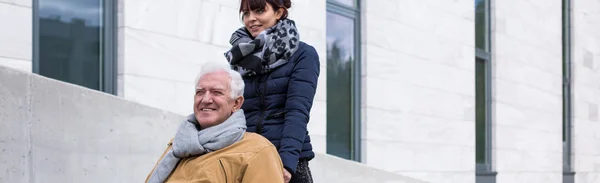 Homem deficiente sorridente — Fotografia de Stock